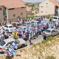 Εβραίοι έποικοι στην αρχή της τριήμερης πορείας τους από την Ουλπάνα στην ΙερουσαλήμSettlers at the start of a three-day march from Ulpana to Jerusalem, June 4, 2012