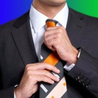 Τη στιγμή που οι μισθοί και οι συντάξεις του ελληνικού λαού έχουν καταβαραθρωθεί, τα δύο μεγάλα κόμματα προκαλούν το δημόσιο αίσθημα με τις υψηλότατες αποδοχές του στενού πυρήνα των ηγετικών ομάδων τους