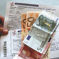 Σύμφωνα με νέες διευκρινήσεις που δόθηκαν από το υπουργείο Οικονομικών οι ιδιοκτήτες ακινήτων θα μπορούν, μετά από δική τους αίτηση, να μην πληρώσουν το χαράτσι μαζί με το ηλεκτρικό ρεύμα αλλά ξεχωριστά στις αρμόδιες ΔΟΥ, υπό την προϋπόθεση ότι θα πληρώσουν την τρέχουσα και τις τυχόν ληξιπρόθεσμες δόσεις του έτους 2012