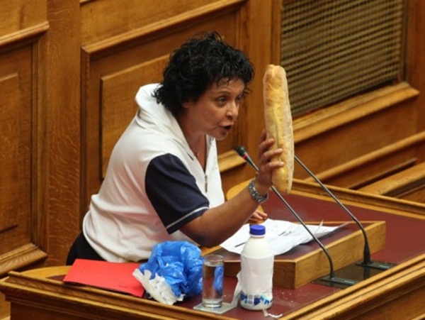 Η βουλευτής του ΚΚΕ Λιάνα Κανέλλη καταθέτει μια φραντζόλα ψωμί κι ένα μπουκάλι γάλα στα πρακτικά της Βουλής ως ένδειξη διαμαρτυρίας για την ακρίβεια