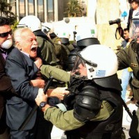 Άνδρας των ΜΑΤ έξω από τη βουλή επιτίθεται στον Μανώλη Γλέζο