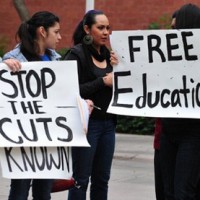 Φοιτητές του Πανεπιστημίου της Καλιφόρνια διαμαρτύρονται για τις περικοπές στην εκπαίδευση που αυξάνουν το βάρος των διδάκτρων που επωμίζονται οι νέοι σπουδαστές.