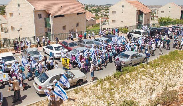Εβραίοι έποικοι στην αρχή της τριήμερης πορείας τους από την Ουλπάνα στην ΙερουσαλήμSettlers at the start of a three-day march from Ulpana to Jerusalem, June 4, 2012