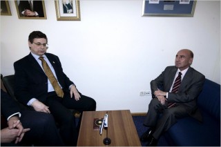 Ο αναπληρωτής Υπουργός Εξωτερικών, Daniel Ayalon, στα αριστερά, στη συνάντησή του με τον Τούρκο πρεσβευτή, Ahmet Oguz Celikkol. Ο Ayalon αργότερα επέδωσε γράμμα απολογίας στον Celikkol για τη συμπεριφορά του