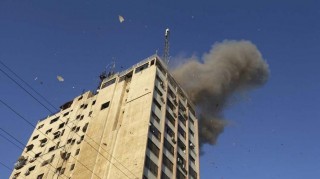 Αεροπορικό χτύπημα σε κέντρο τηλεοπτικών μεταδόσεων στη Γάζα